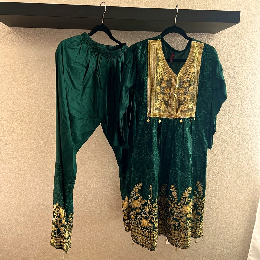 Pakistani/Afghani shalwar kameez